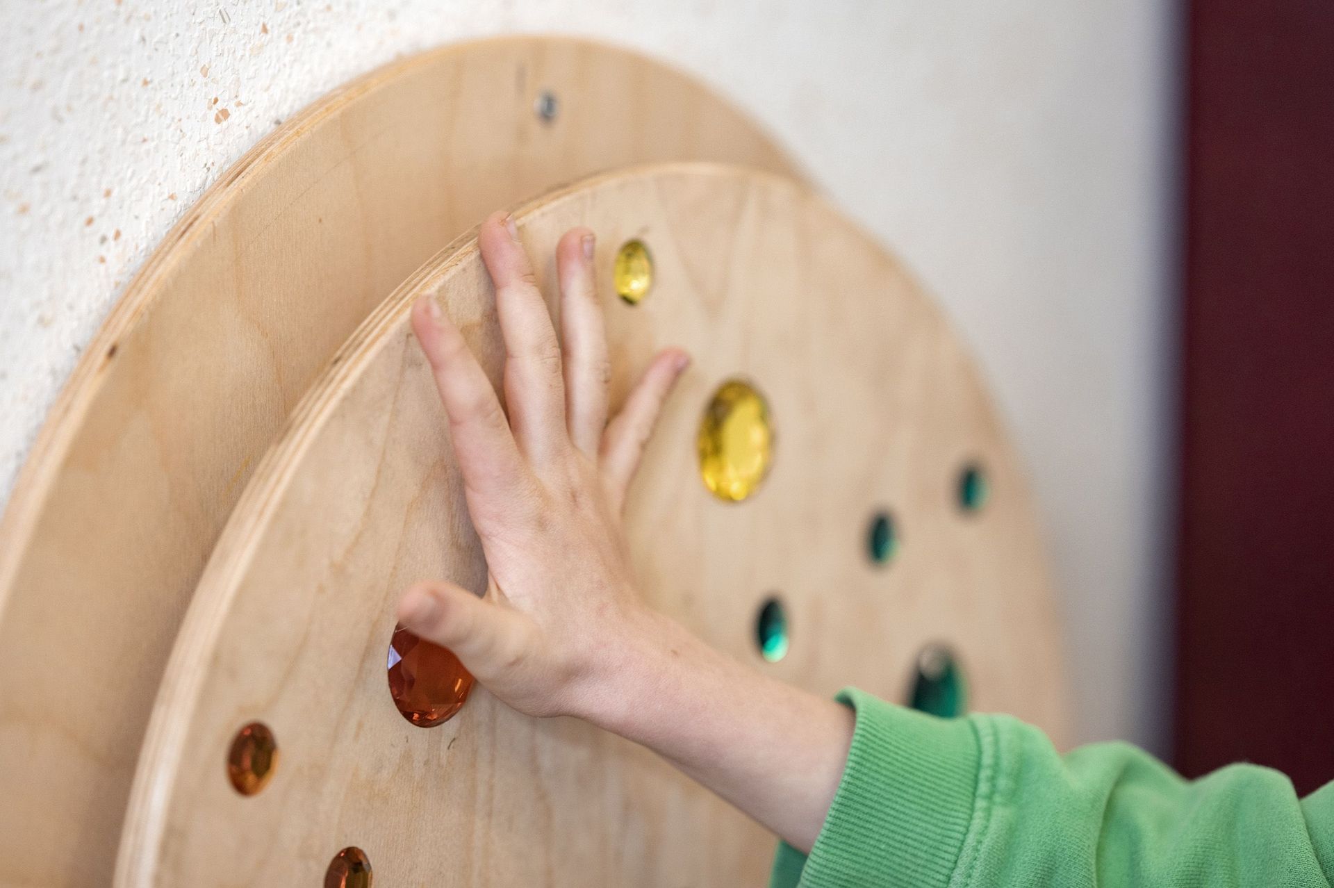 Hand an einem Spielrad