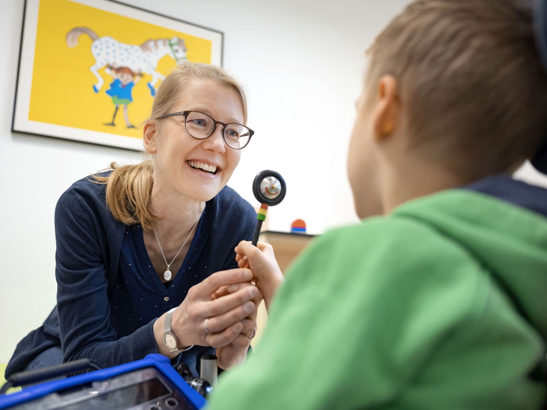 Diagnostik - Therapeutin arbeitet mit einem Kind