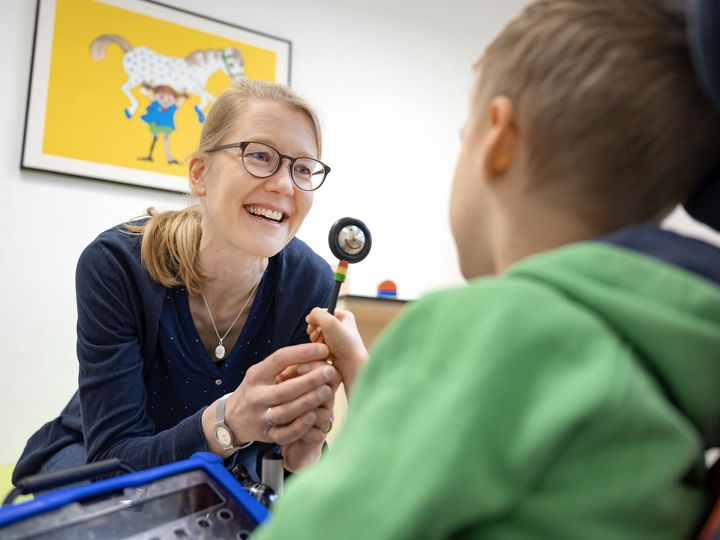 Diagnostik - Therapeutin arbeitet mit einem Kind