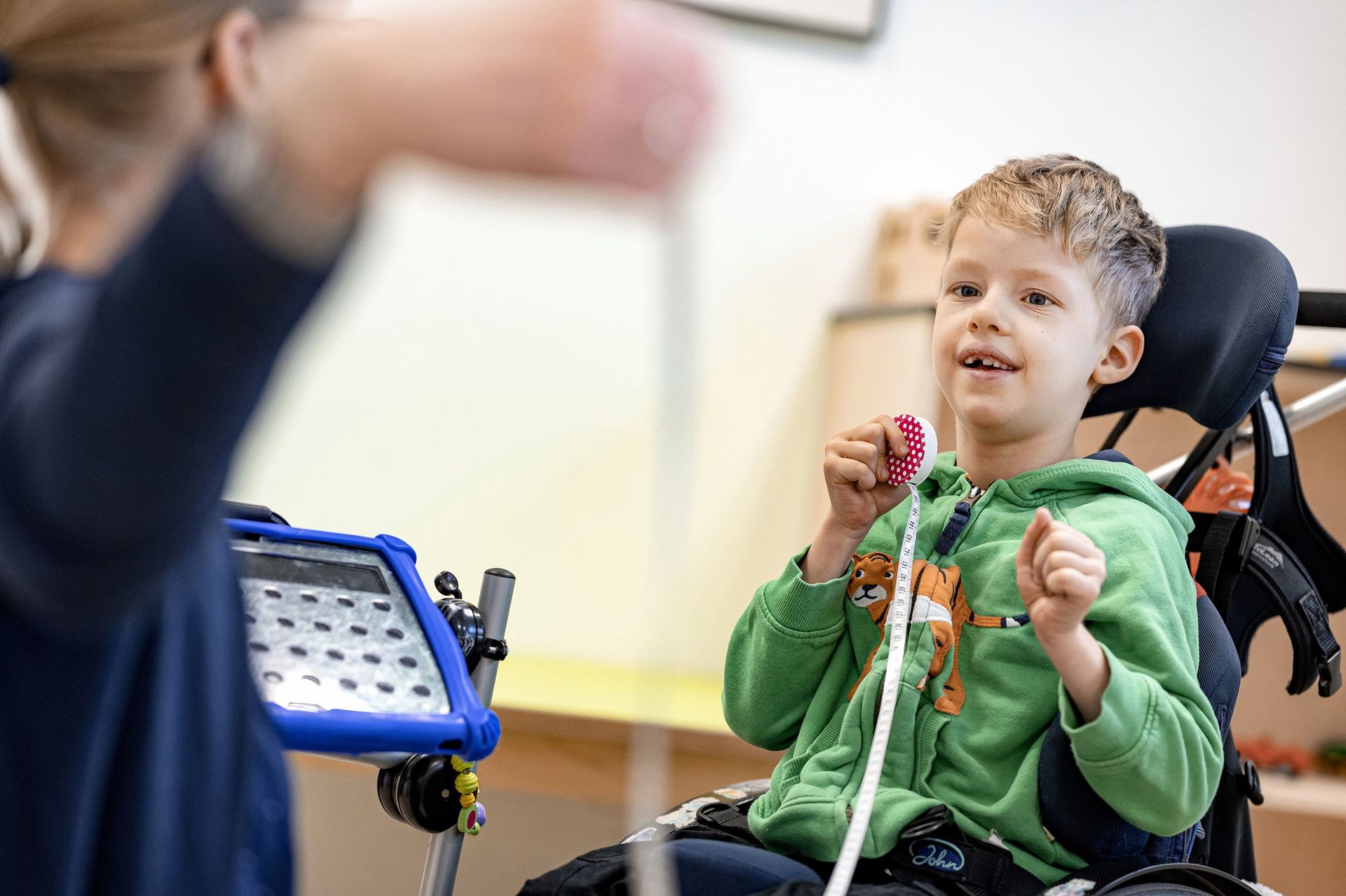Therapiekind sitzt in einem Rollstuhl während der Diagnostik