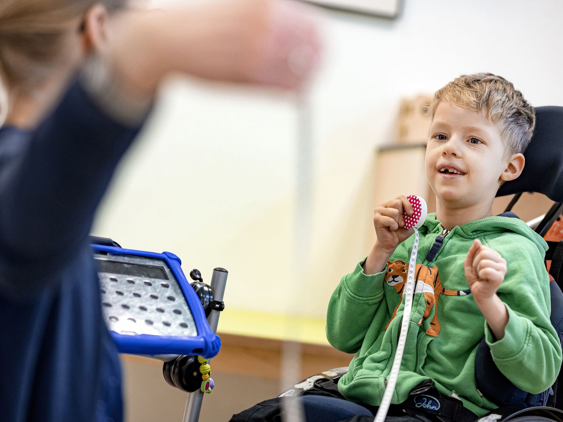 Therapiekind sitzt in einem Rollstuhl während der Diagnostik
