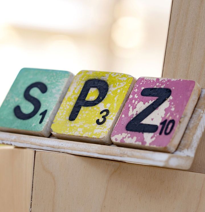 Scrabble-Buchstaben bilden den Begriff SPZ