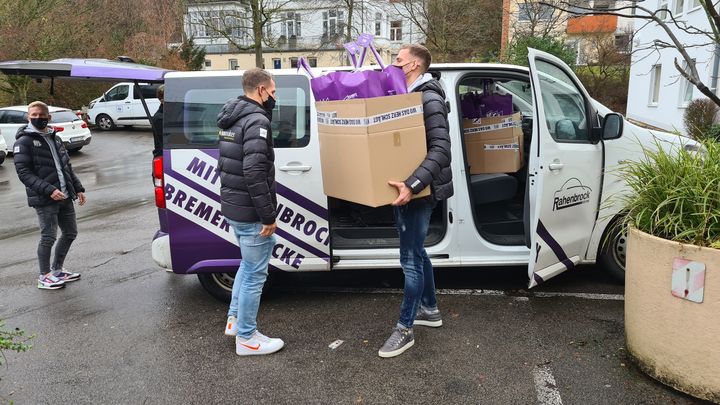 VfL Profi-Trio überreicht 90 Überraschungstüten