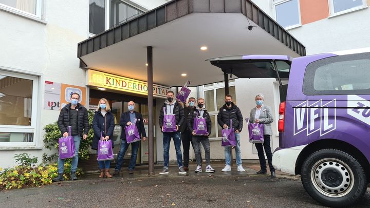 VfL Profi-Trio überreicht 90 Überraschungstüten