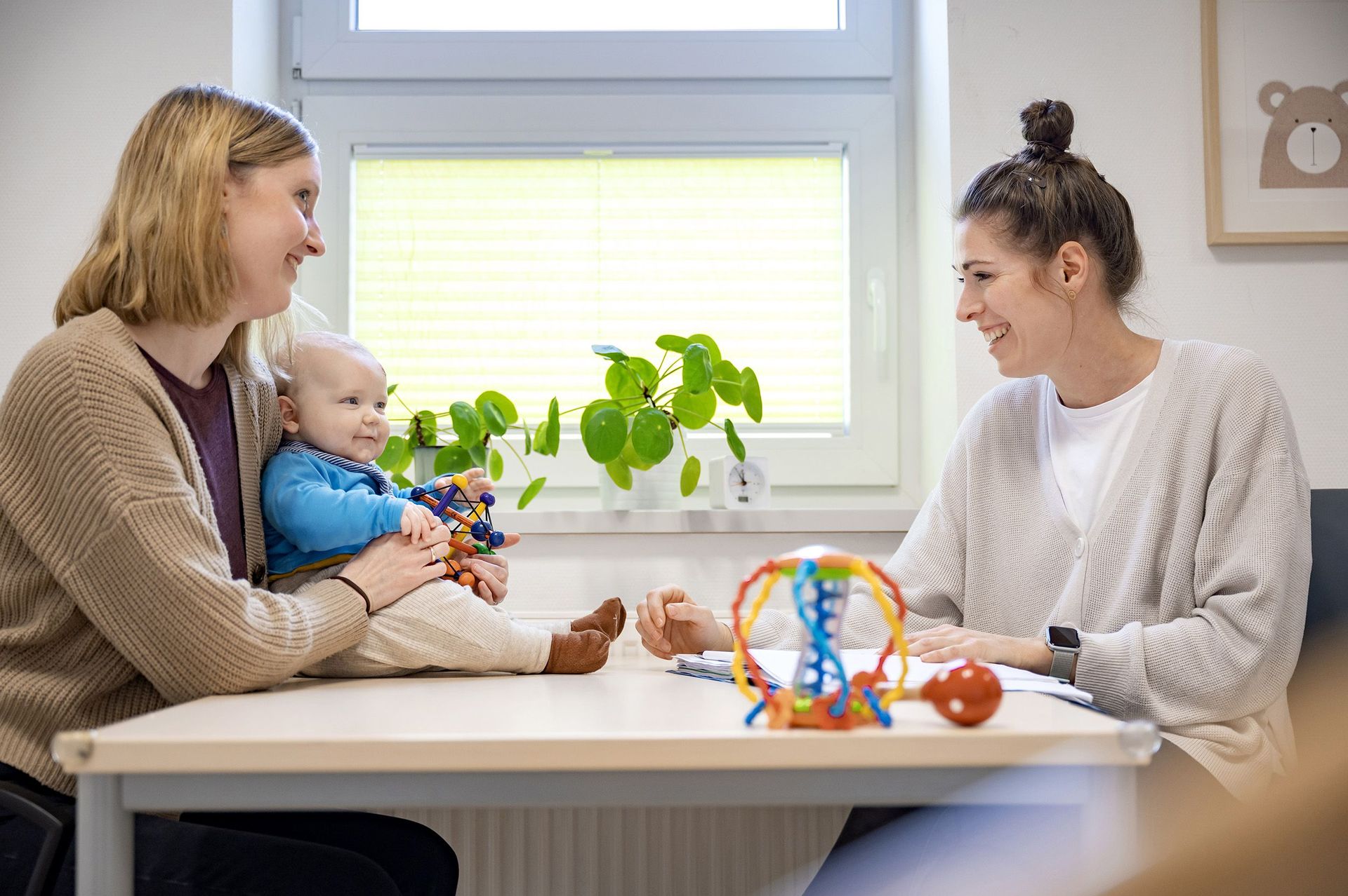 Gesprächssituation zwischen Therapeutin und Mutter mit Säugling