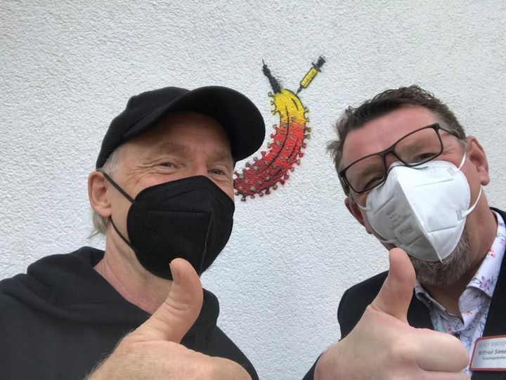 Thomas Baumgärtel und Wilfried Siemering vor der Impfbanane